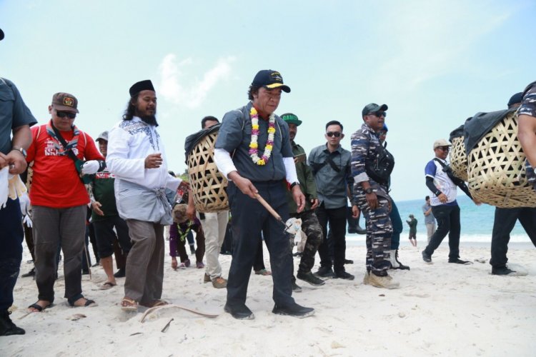 Penjabat Gubernur Banten Al Muktabar Bersih-bersih Pantai di Pulau Sangiang