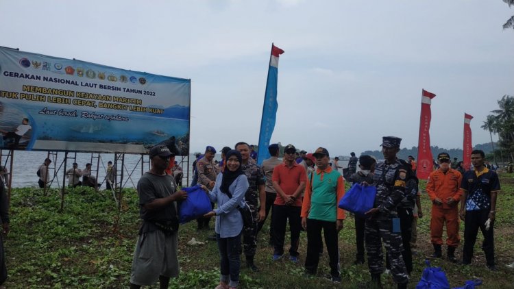 Peringati HUT TNI AL ke-77, TNI AL Laksanakan Gerakan Program Laut Bersih  di 77 lokasi se Indonesia