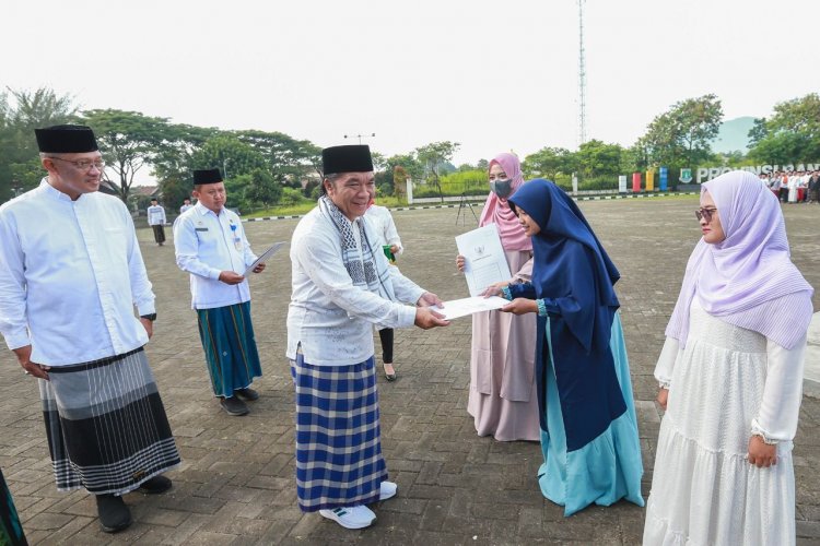 Momen Hari Santri, Pj Gubernur Al Muktabar Berikan Kadeudeuh Kepada Kafilah Provinsi Banten Pada MTQ Nasional XXIX Kalimantan Selatan