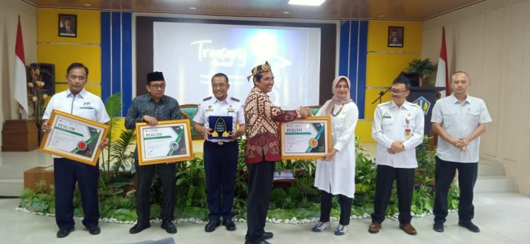 Penerimaan Penghargaan  peringkat pertama capaian Indikator Kinerja Pelaksanaan Anggaran (IKPA) tertinggi pada Tahun 2022 kategori kewenangan Dekonsentrasi / Tugas Perbantuan di lingkup Kantor WIlayah DJPB Provinsi Banten.