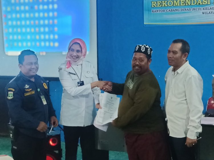 Percepat Pelayanan, Kepala DKP Banten turun gunung menyerahkan langsung SLO kepada Nelayan