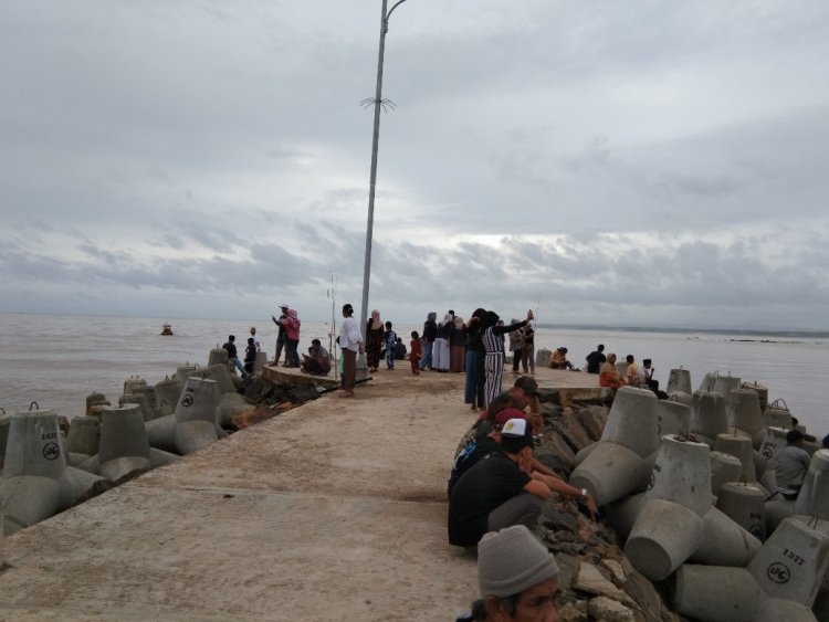 Breakwater Cikiruhwetan Cikeusik yang dibangun DKP Banten menjadi Destinasi Wisata Tingkatkan Ekonomi Warga