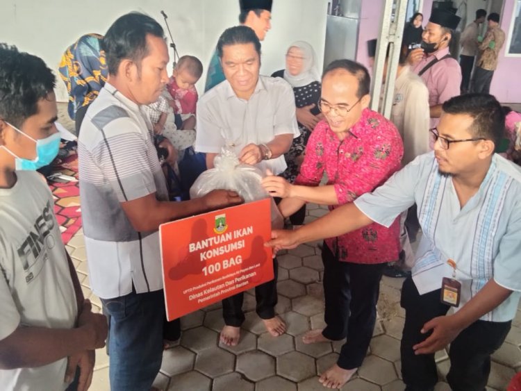 Pj Gubernur Banten Al Muktabar Salurkan Bantuan Ke Masyarakat Cikeusal Kabupaten Serang