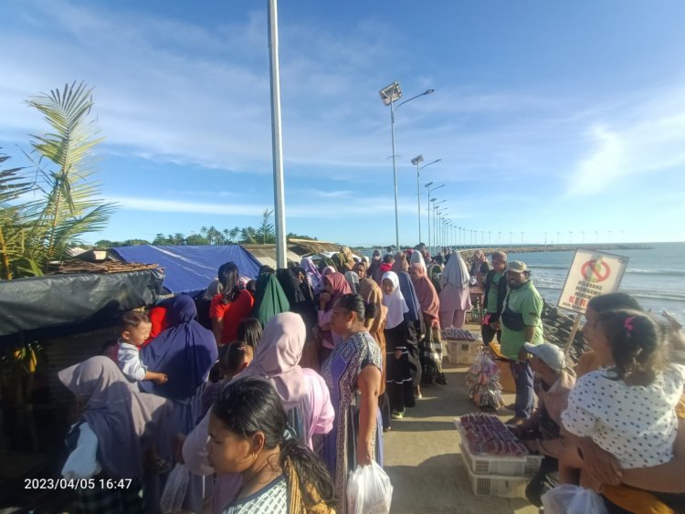 Seru, Ratusan Emak-emak Serbu Breakwater CIkeusik untuk Berburu Takjil