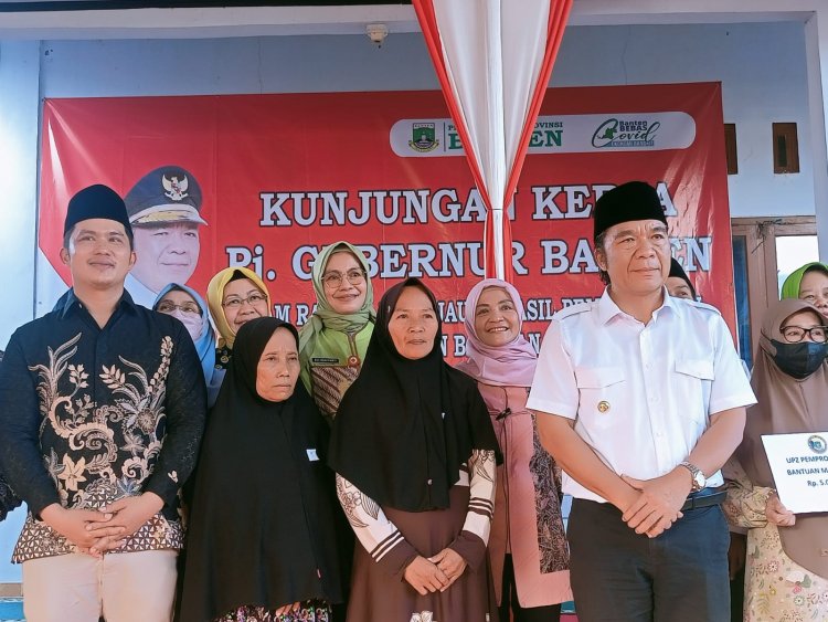 Pj Gubernur Banten Al Muktabar Salurkan Bantuan ke Masyarakat Pandeglang