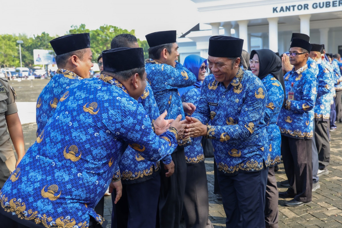 Bangun Komitmen dan Dedikasi Terhadap NKRI, Pj Gubernur Banten Al Muktabar Ajak ASN Nyanyikan Lagu Syukur dan Bagimu Negeri