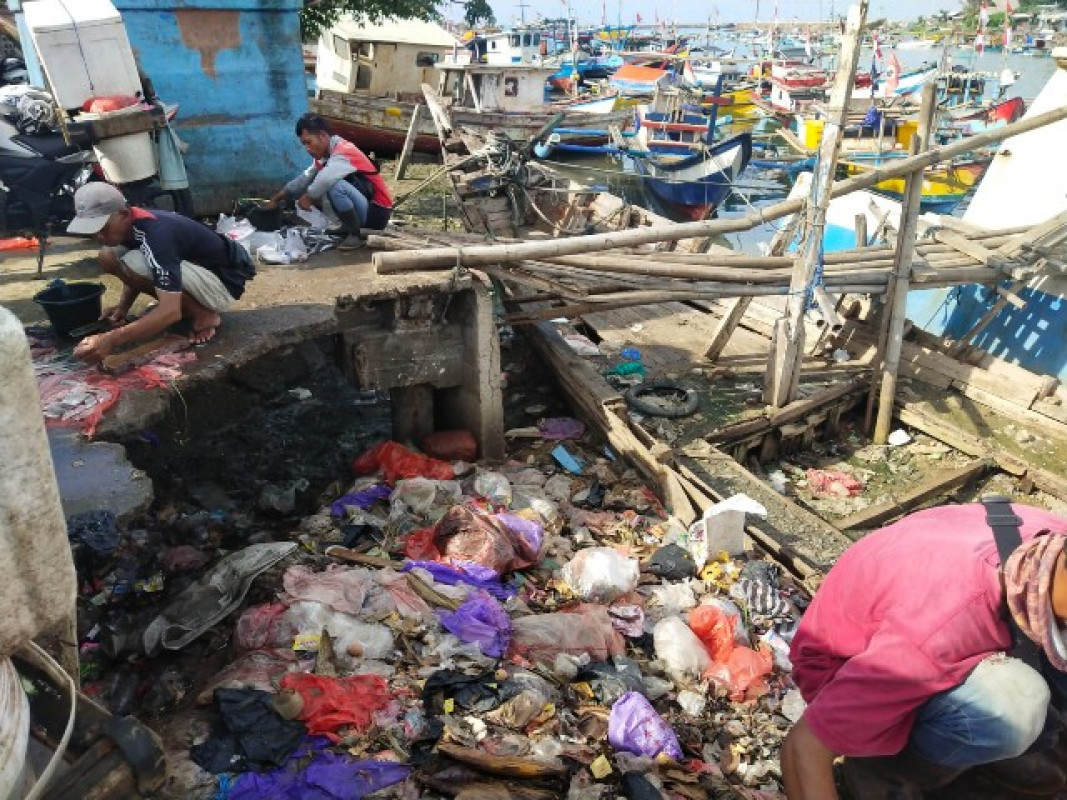 Sampah Menumpuk di Area Pelabuhan Perikanan Binuangeun, WAHMI Lebak Angkat Bicara