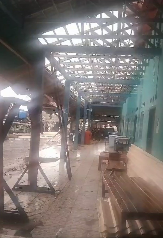 Angin kencang dan  hujan deras  memporak porandakan bangunan kios pengepakan ikan, Tempat Pelelangan Ikan (TPI) di Pangkalan Pendaratan Ikan (PPI) Binuangeun