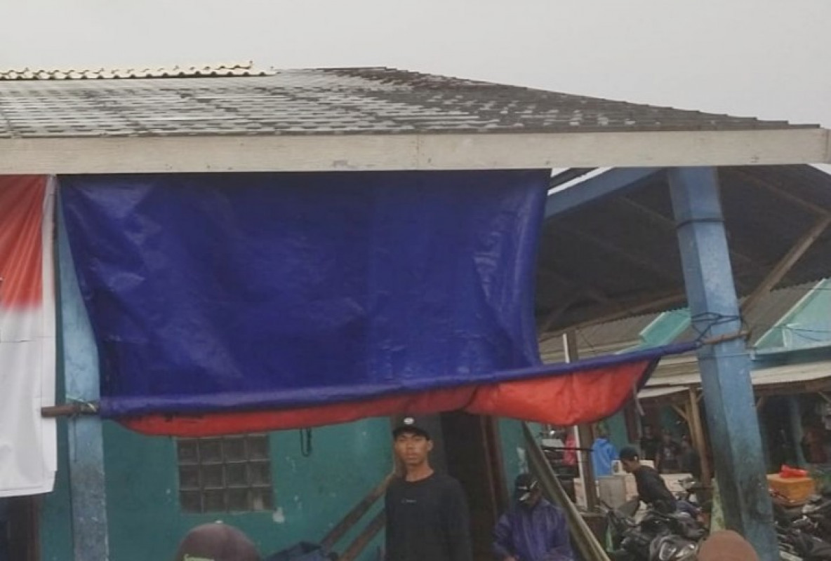 Atap Kios Pengepakan Ikan di PPI Binuangeun Berterbangan Akibat Diterjang Hujan Angin